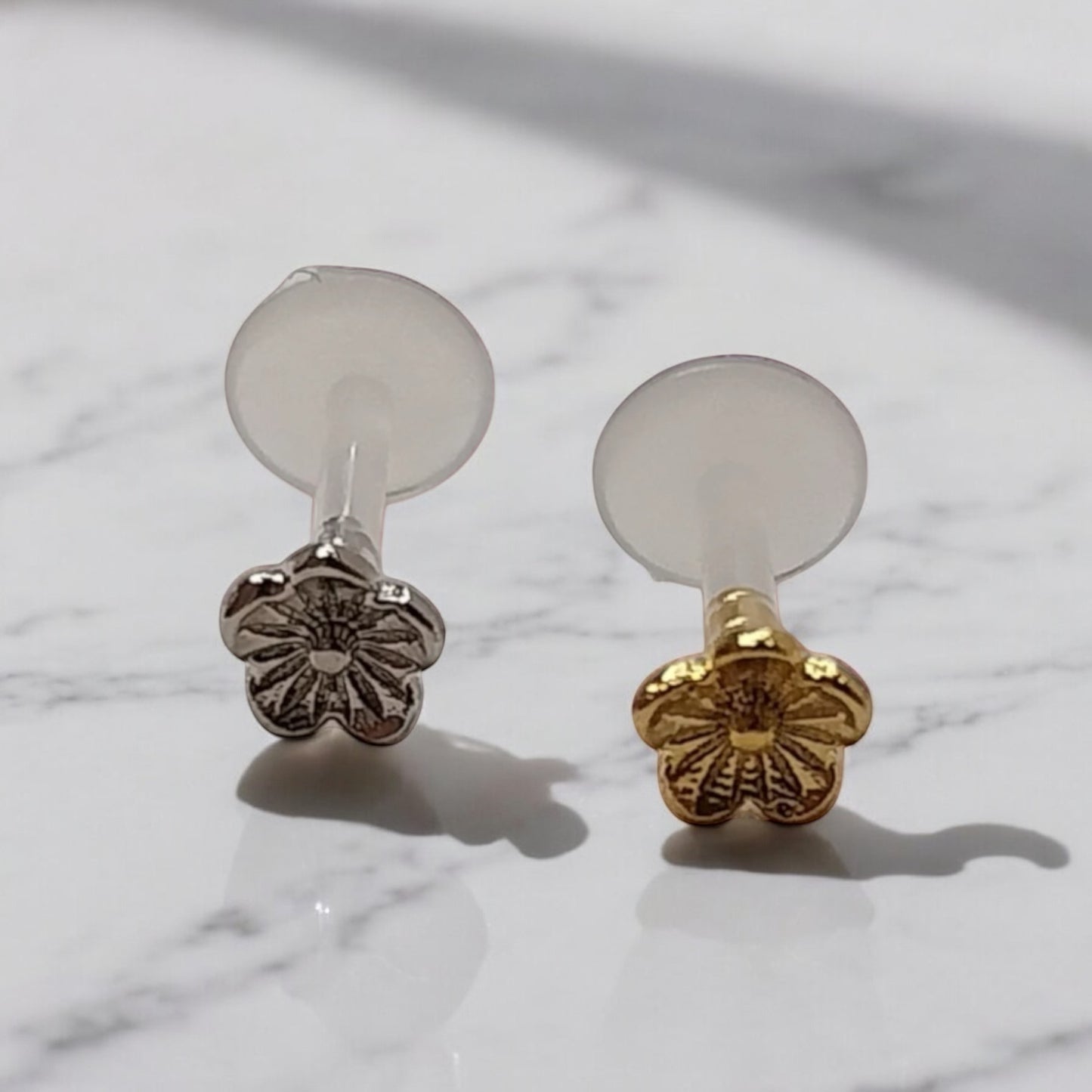 Piercing lèvre en fleur