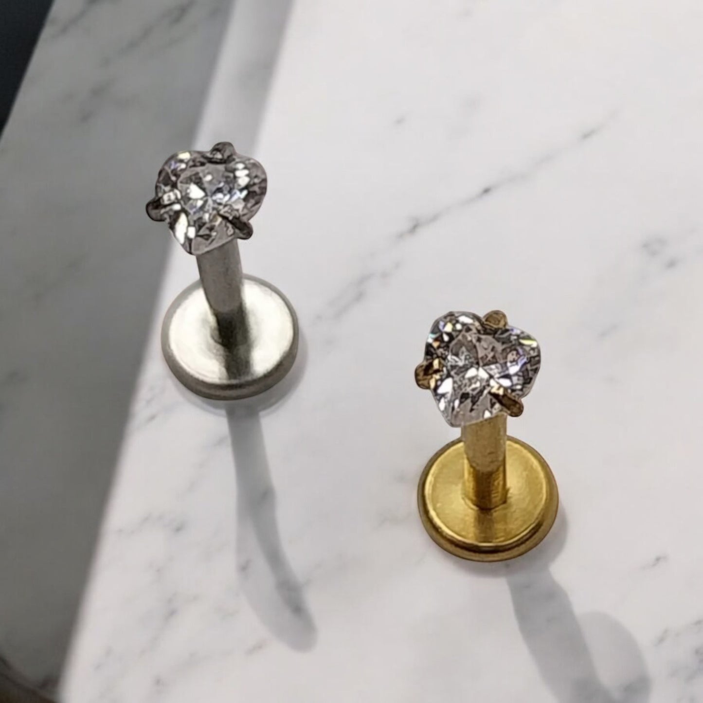 Piercing lèvre diamant cœur